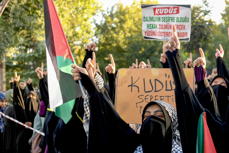 Người Hồi giáo tại thành phố Diyarbakir (Thổ Nhĩ Kỳ) biểu tình ủng hộ cuộc tấn công của nhóm vũ trang Hamas nhắm vào Israel ngày 7-10 - Ảnh: AFP