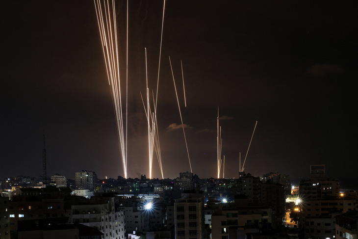Tên lửa của nhóm vũ trang Hamas bắn vào Israel ngày 7-10 - Ảnh: AFP