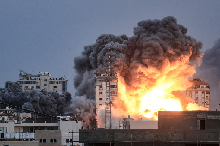 Tên lửa của Israel đánh trúng một tòa nhà ở thành phố Gaza, nơi đóng quân của nhóm vũ trang Hamas, ngày 7-10 - Ảnh: AFP