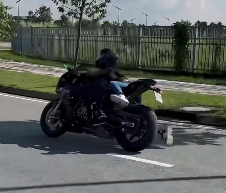 Video người này đăng tải bị té xe mô tô là đoạn đường nằm trong Khu công nghệ cao - Ảnh cắt từ video