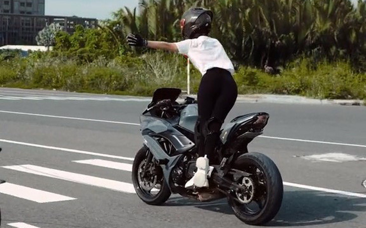 Xác minh video "người mẫu ảnh" chạy mô tô thả hai tay ở Thủ Thiêm