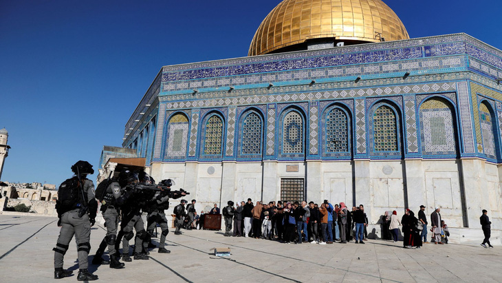Cảnh sát Israel đụng độ người Palestine tại đền Al-Aqsa ở Đông Jerusalem hồi tháng 4-2023 - Ảnh: SKY NEWS