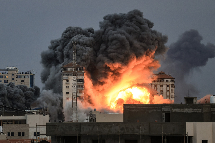 Tòa nhà ở Gaza trúng tên lửa do Israel đáp trả, ngày 7-10 - Ảnh: AFP