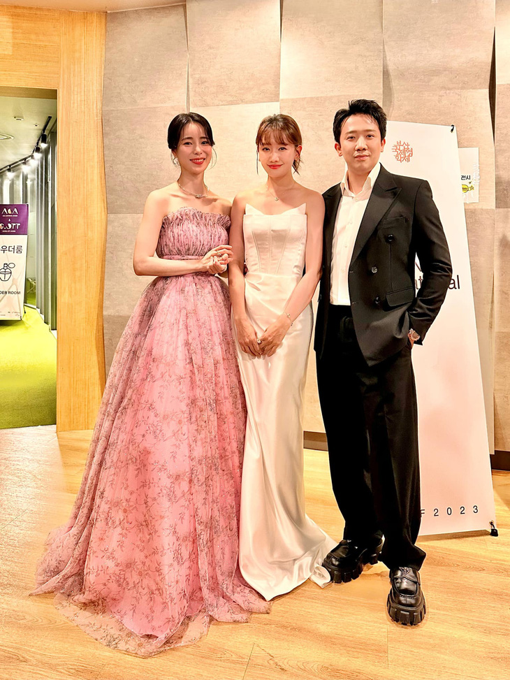 Trấn Thành, Hari Won chụp ảnh cùng Lim Ji Yeon, nữ diễn viên nổi tiếng với The Glory và cũng chiến thắng trong đêm trao giải - Ảnh: Facebook Trấn Thành