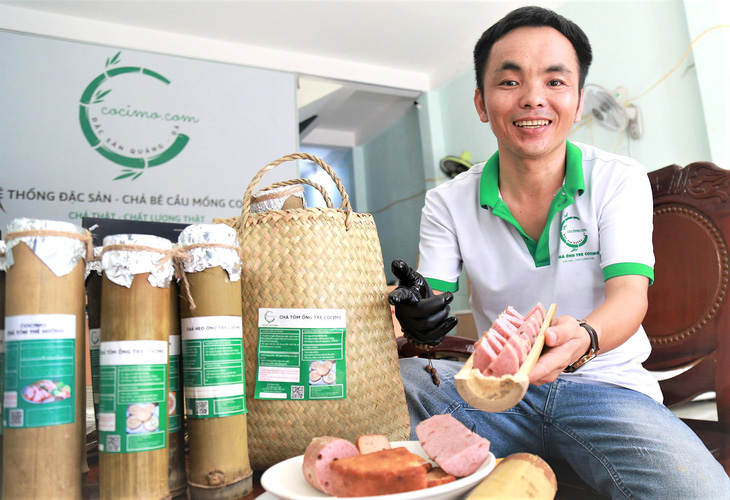 Anh Trương Thanh Hiên giới thiệu các loại chả ống tre thân thiện môi trường của mình - Ảnh: ĐOÀN NHẠN