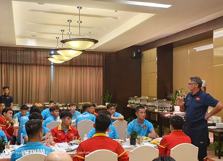HLV Philippe Troussier phổ biến lịch hoạt động đến toàn đội tuyển Việt Nam trong giờ trưa - Ảnh: VFF