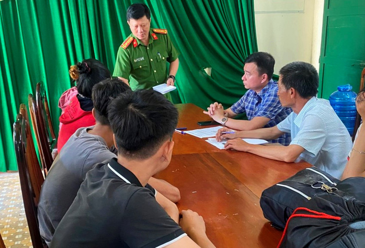Cơ quan điều tra hỗ trợ kinh phí cho 10 thanh thiếu niên ở Đồng Nai bị dụ dỗ qua Lào làm việc về nhà - Ảnh: Đ.NG