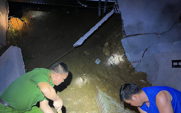 3 người chết do sạt lở đất, gần 100 người trắng đêm khắc phục đường sắt Hà Nội - Lào Cai