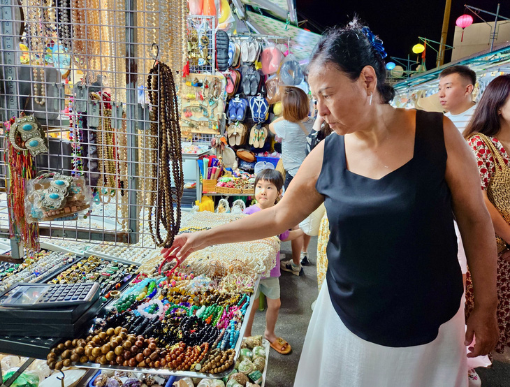 Các mặt hàng lưu niệm tại chợ đêm Nha Trang - Ảnh: MINH CHIẾN