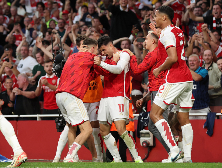 Niềm vui của các cầu thủ Arsenal sau khi ghi bàn thắng vào lưới Man City - Ảnh: REUTERS