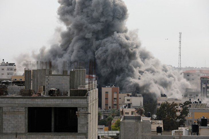 Khói bốc lên sau cuộc không kích của Israel tại Dải Gaza ngày 9-10 - Ảnh: REUTERS
