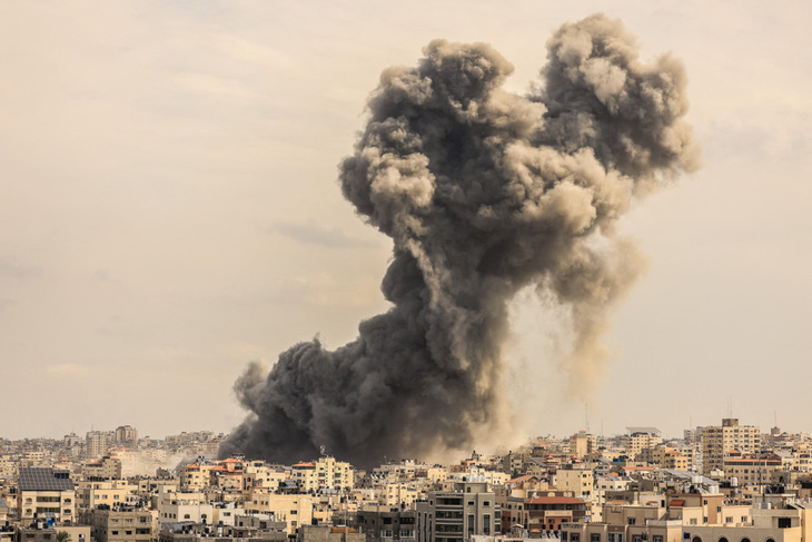 Cột khói bốc lên ở thành phố Gaza trong cuộc không kích hôm 9-10 từ phía Israel - Ảnh: AFP