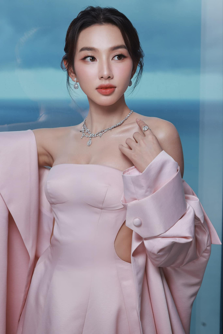 Hoa hậu Thùy Tiên khoe sắc tại Liên hoan phim Busan