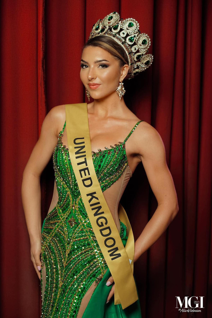 Hoa hậu Hòa bình Vương quốc Anh diện thiết kế của Nguyễn Minh Tuấn - Ảnh: BTC