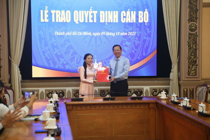 Chủ tịch UBND TP.HCM Phan Văn Mãi trao quyết định cán bộ - Ảnh: CTV