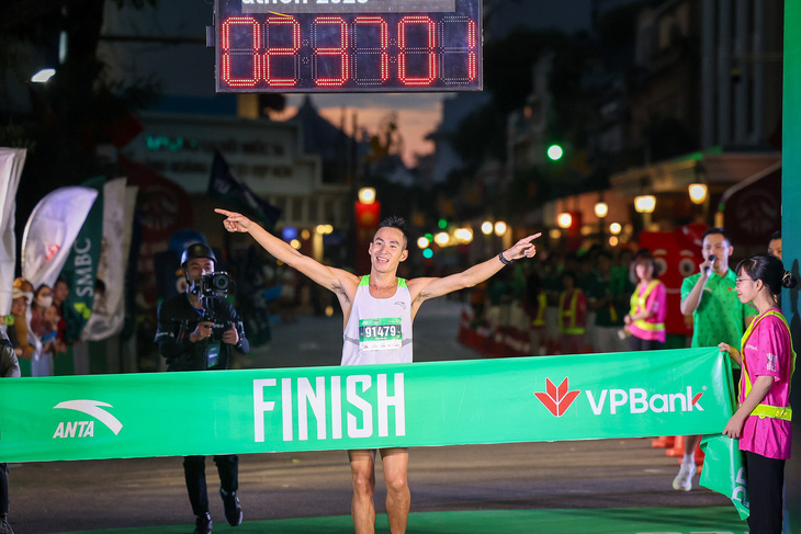Phạm Tiến Sản giành chức vô địch cự ly 42km nam - Ảnh: VPBANK