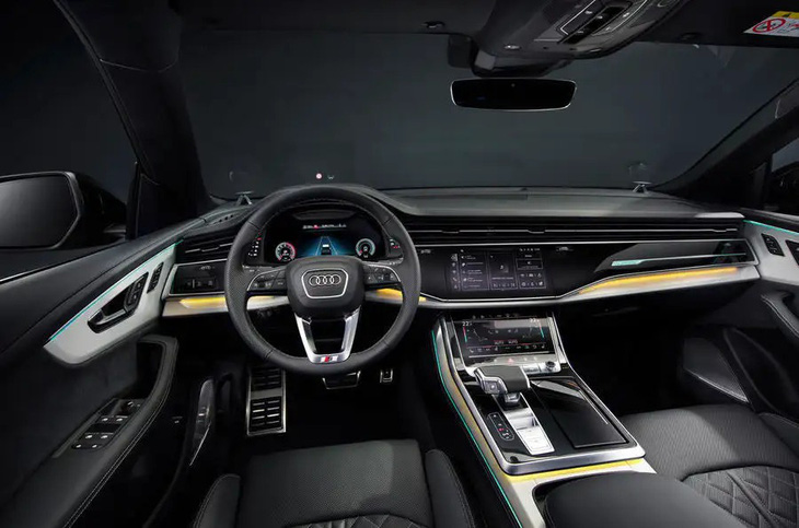 Nội thất Q8 vẫn dẫn đầu đội hình Audi với 4 màn hình bao gồm màn hình HUD, bảng đồng hồ kỹ thuật số, màn hình giải trí trung tâm và màn chỉnh điều hòa - Ảnh: Audi