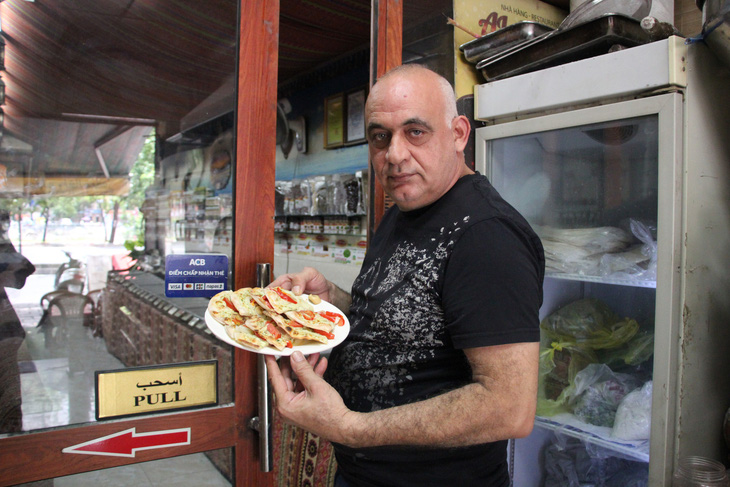 Badeh Allahma，胡志明市專營敘利亞和黎巴嫩菜餚的餐廳老闆 - 照片：NGOC DONG