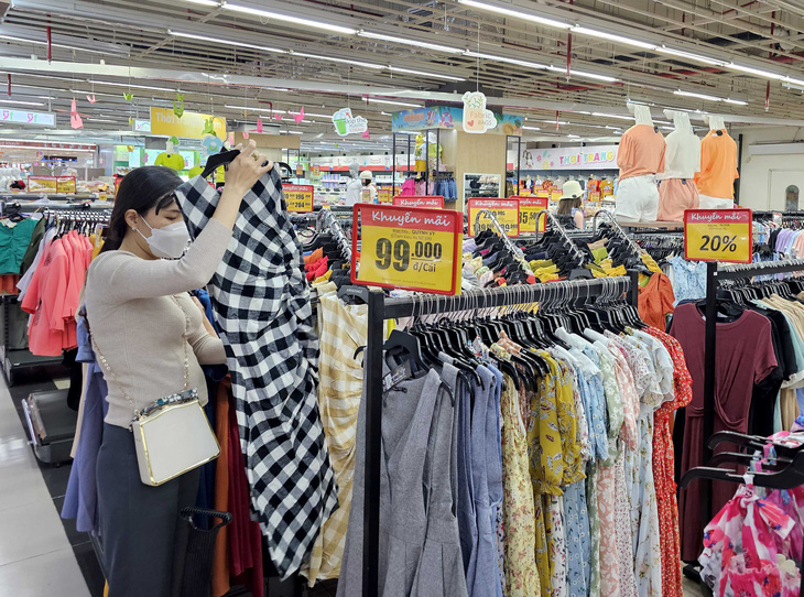 Phái đẹp mua sắm các sản phẩm giảm giá sâu tại siêu thị Co.opXtra Tân Phong vào tối 8-10