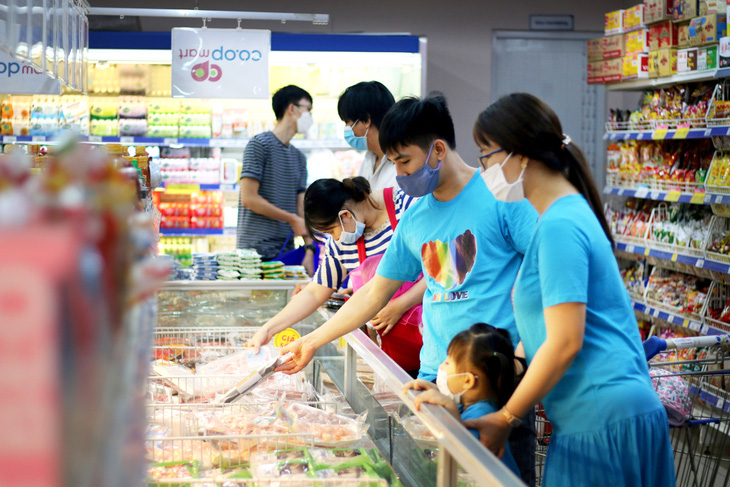 Các siêu thị của Saigon Co.op thường xuyên tung ra các đợt khuyến mãi giúp các gia đình tiết kiệm khoản chi phí lớn trong mua sắm - Ảnh: H.GIANG