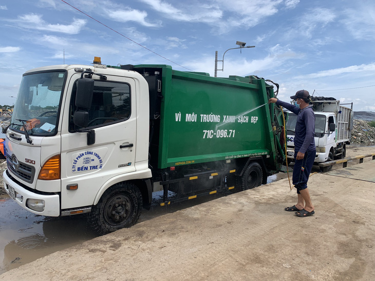 Xe chở rác vào bãi rác An Hiệp, huyện Ba Tri, tỉnh Bến Tre được rửa sạch sẽ trước khi chạy ra đường - Ảnh: MẬU TRƯỜNG