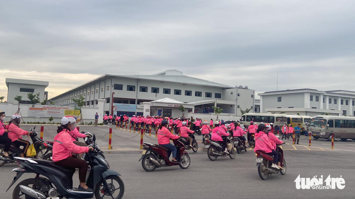 Công nhân Công ty Viet Glory ở huyện Diễn Châu, Nghệ An quay lại nhà máy làm việc sáng 9-10 - Ảnh: DOÃN HÒA