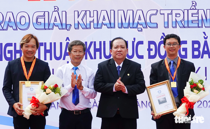 Tác giả Lý Anh Lam (bìa trái) và tác giả Trương Minh Nhựt (bìa phải) nhận giải huy chương vàng trong cuộc thi Ảnh nghệ thuật khu vực Đồng bằng sông Cửu Long lần thứ 38 năm 2023 - Ảnh: CHÍ CÔNG
