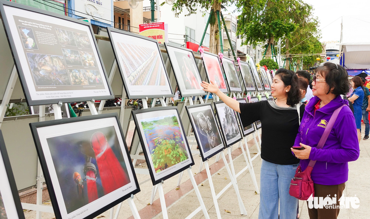 Du khách đến xem triển lãm Ảnh nghệ thuật khu vực Đồng bằng sông Cửu Long lần thứ 38 năm 2023 - Ảnh: CHÍ CÔNG
