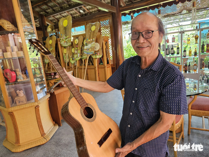 Ông Lưu Hoàng Quý mong muốn truyền dạy cho những người yêu nghề làm đàn guitar thủ công