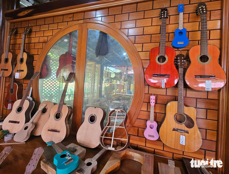 Trong căn xưởng tại Nha Trang của ông Quý treo đầy những chiếc đàn guitar đã và đang hoàn thiện