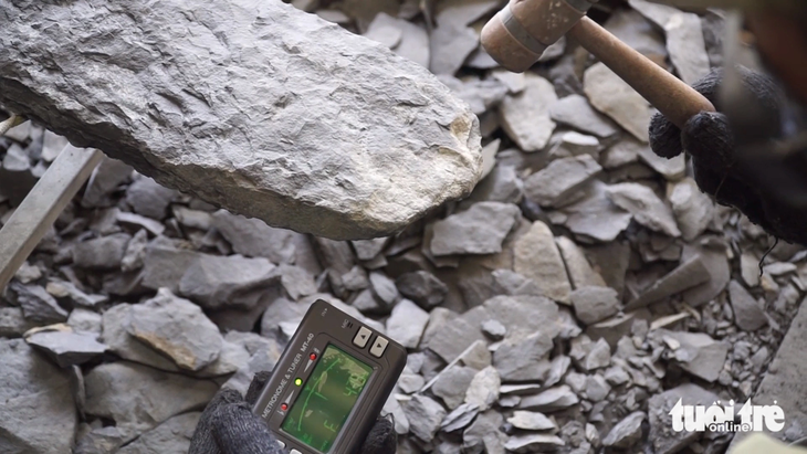 Mỗi phiến đá được kiểm tra lại bằng máy đo âm thanh