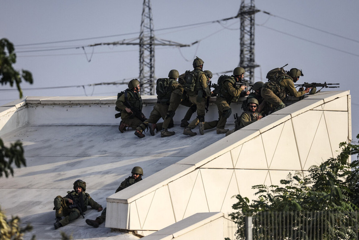 Binh sĩ Israel hoạt động tại một vị trí gần thành phố Sderot, phía nam Israel, vào ngày 8-10. Thành phố này nằm gần Dải Gaza - Ảnh: REUTERS