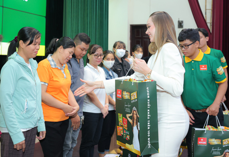 Hoa hậu Ba Lan 2022 Aleksandra Klepaczka trao các phần quà tới các thầy cô giáo và nhân viên ngành giáo dục quận Tân Phú. Buổi thiện nguyện này là hoạt động khởi đầu cho chuỗi những hoạt động với tư cách là đại sứ thương hiệu của VIFON, cũng như các hoạt động thiện nguyện của Hoa hậu Ba Lan 2022 Aleksandra Klepaczka tại Việt Nam
