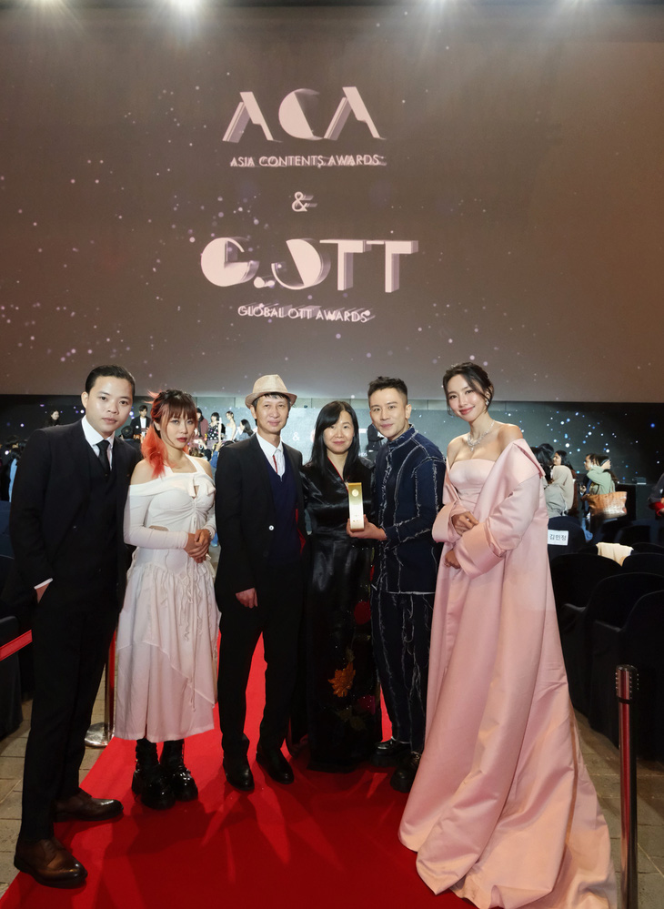 Các thí sinh chụp hình lưu niệm cùng đạo diễn Nguyễn Phan Quang Bình và đại diện nhà sản xuất BHD - bà Ngô Bích Hạnh