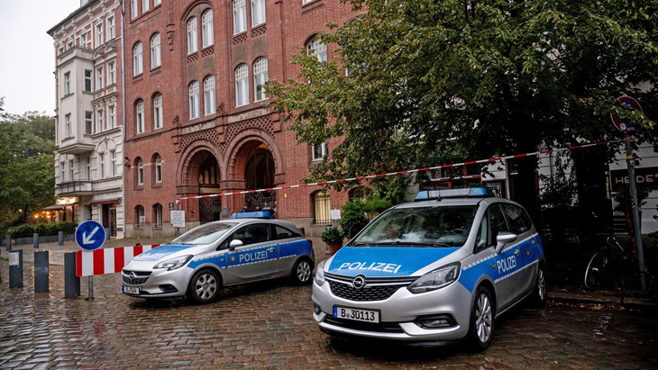 Xe cảnh sát đậu trước giáo đường Do Thái giáo Rykestraße, thủ đô Berlin, Đức - Ảnh: CNN