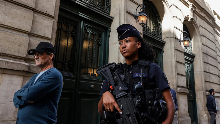 Cảnh sát Pháp mang súng trường tấn công G36 tuần tra bên ngoài giáo đường Do Thái Tournelles, thủ đô Paris hôm 8-10 - Ảnh: CNN