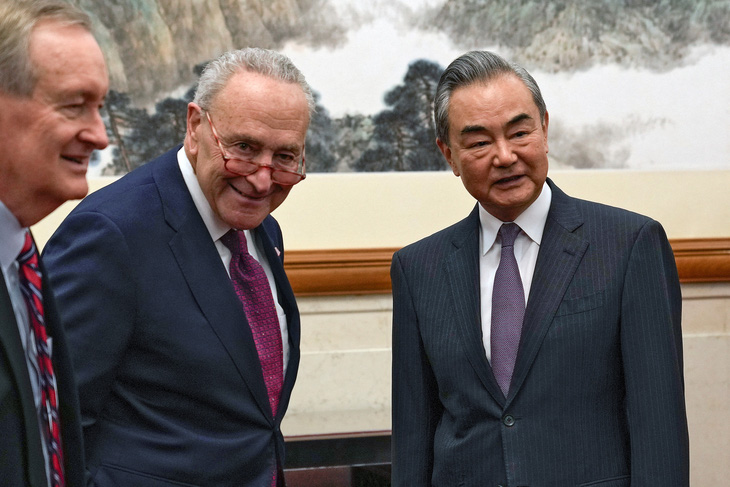 Ngoại trưởng Trung Quốc Vương Nghị (phải) gặp lãnh đạo đa số Thượng viện Mỹ Chuck Schumer tại Điếu Ngư Đài, Bắc Kinh, ngày 9-10 - Ảnh: REUTERS