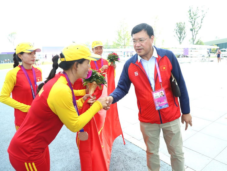 Ông Đặng Hà Việt - trưởng đoàn thể thao Việt Nam tại Asiad 19 - gửi lời xin lỗi người hâm mộ vì thành tích của đoàn chưa được như kỳ vọng - Ảnh: QUÝ LƯỢNG