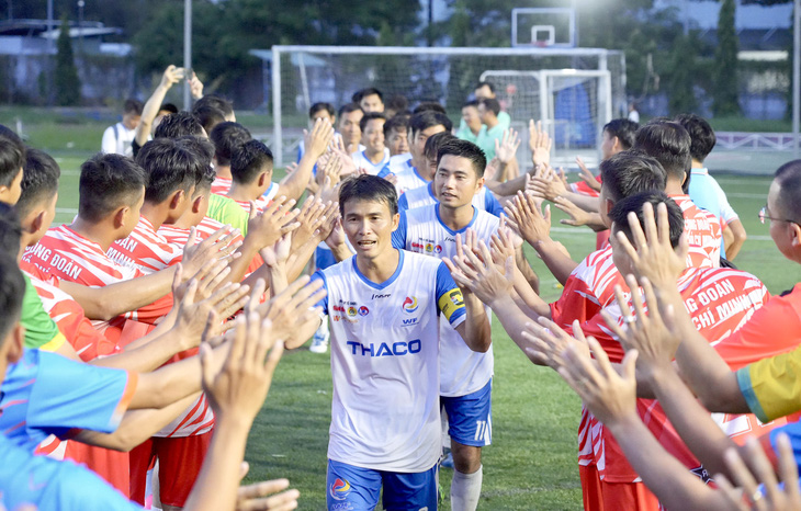 Các cầu thủ Công đoàn TP.HCM 1 vỗ tay chúc mừng đội vô địch Công đoàn Dầu khí Việt Nam - Ảnh: HỮU HẠNH