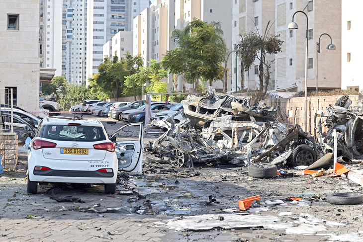 Xe cộ ở thành phố Ashkelon (Israel) bị phá hủy do trúng pháo do nhóm vũ trang Hamas bắn từ Dải Gaza vào hôm 7-10 - Ảnh: AFP