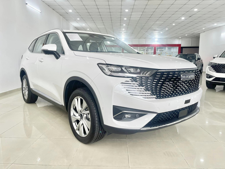 Haval H6 HEV có tổng cộng 20 trang bị an toàn, như ga tự động thích ứng, cảnh báo phương tiện cắt ngang trước sau, hỗ trợ giữ làn đường, hỗ trợ phanh khẩn cấp, tránh xe thông minh, camera toàn cảnh, cảnh báo điểm mù, chống tăng tốc ngoài ý muốn, hỗ trợ đỗ xe ghép dọc, hỗ trợ đỗ xe ghép ngang... Trong danh sách kể trên có rất nhiều công nghệ không có trên các đối thủ đang bán ở Việt Nam - Ảnh: Haval