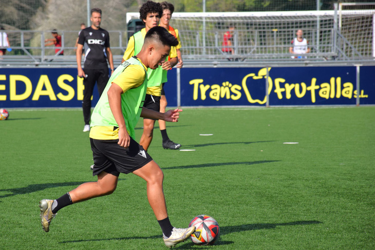 Hoàng Vĩnh Nguyên nỗ lực trên sân tập tại Tây Ban Nha - Ảnh: CADIZ FC