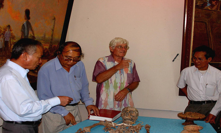 Các nhà khảo cổ học trong và ngoài nước nghiên cứu các hiện vật, di cốt người tiền sử khai quật được từ di tích An Sơn đem về Bảo tàng Long An năm 2009 - Ảnh: T.QUỐC
