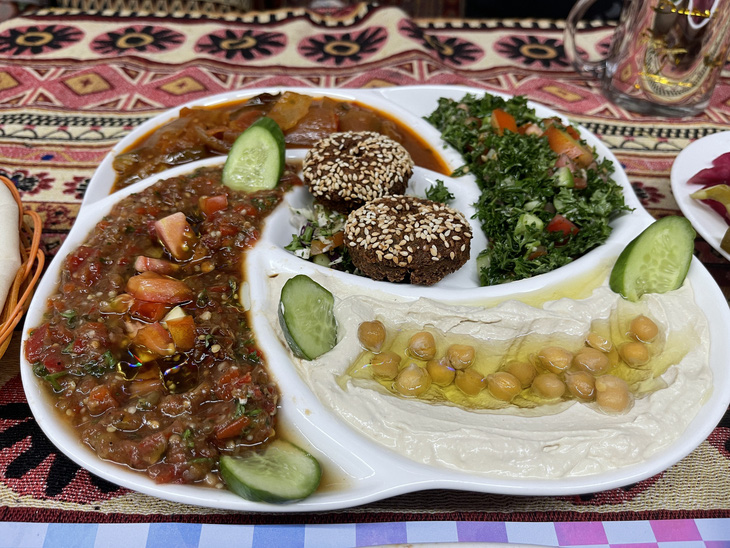 Mezze platter - đĩa khai vị gồm những món đặc trưng vùng Trung Đông như hummus, moutabal, falafel, salad tabbouleh, và cà tím - Ảnh: NGỌC ĐÔNG
