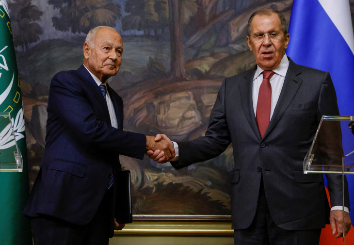 Ngoại trưởng Nga Sergei Lavrov (phải) trong cuộc họp báo chung với Tổng thư ký Liên đoàn Ả Rập Aboul Gheit ngày 9-10 - Ảnh: REUTERS