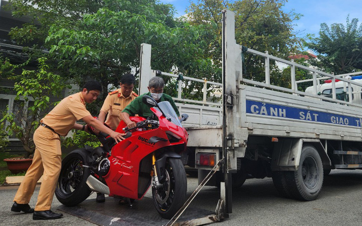 Ngọc Trinh bị Cảnh sát giao thông TP.HCM phạt vì chạy mô tô biển số "đút gầm"