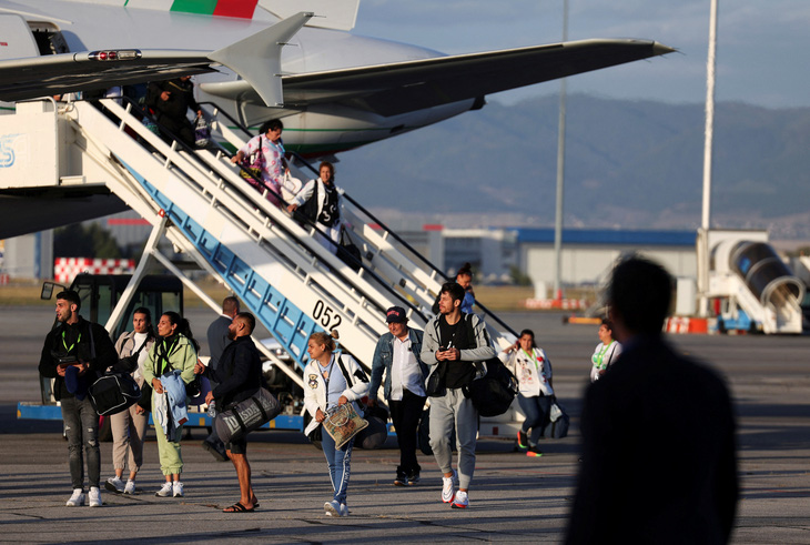 Người dân Bulgaria được đưa về nước từ Israel để tránh chiến sự, ngày 8-10 - Ảnh: REUTERS