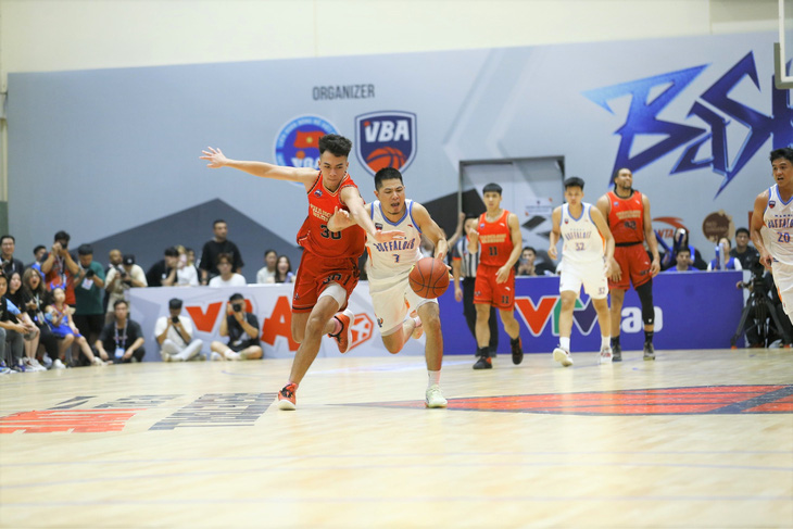 Nguyễn Tiến Dương (phải) dẫn bóng phản công tại VBA 2023 - Ảnh: VBA