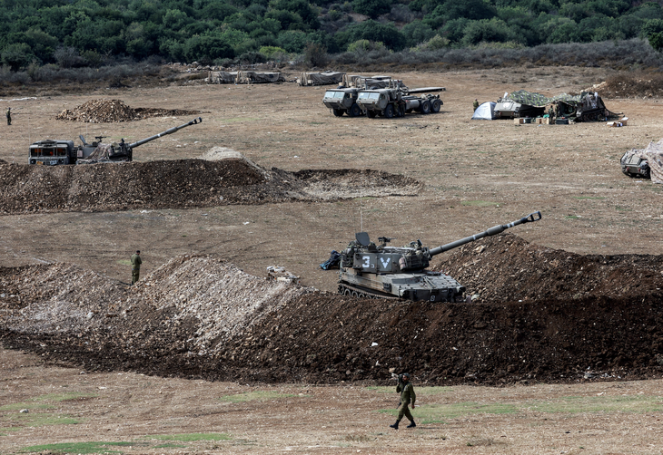 Pháo tự hành Israel và các phương tiện quân sự khác tại một điểm tập kết gần biên giới Lebanon ngày 9-10 - Ảnh: REUTERS