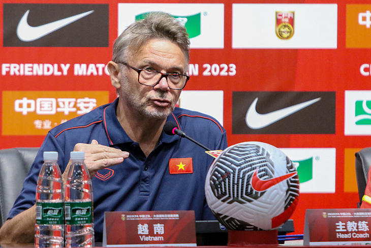 HLV Philippe Troussier cho biết trình độ giữa tuyển Trung Quốc và tuyển Việt Nam không quá chênh lệch - Ảnh: VFF
